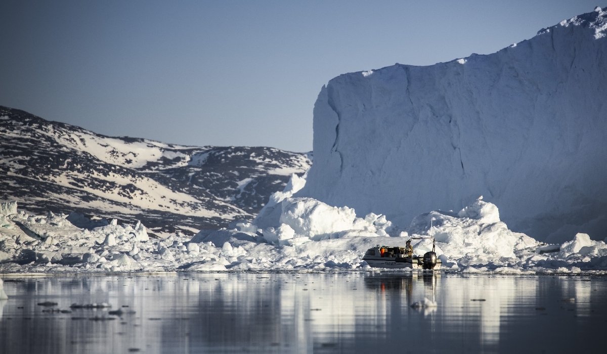 Bateau de pêche au milieu des icebergs au Groenland