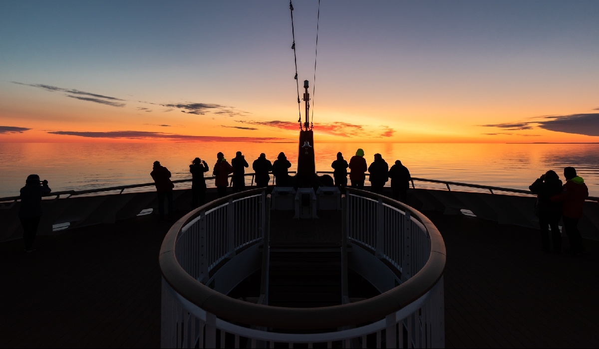 Navire Hurtigruten dans le soleil couchant