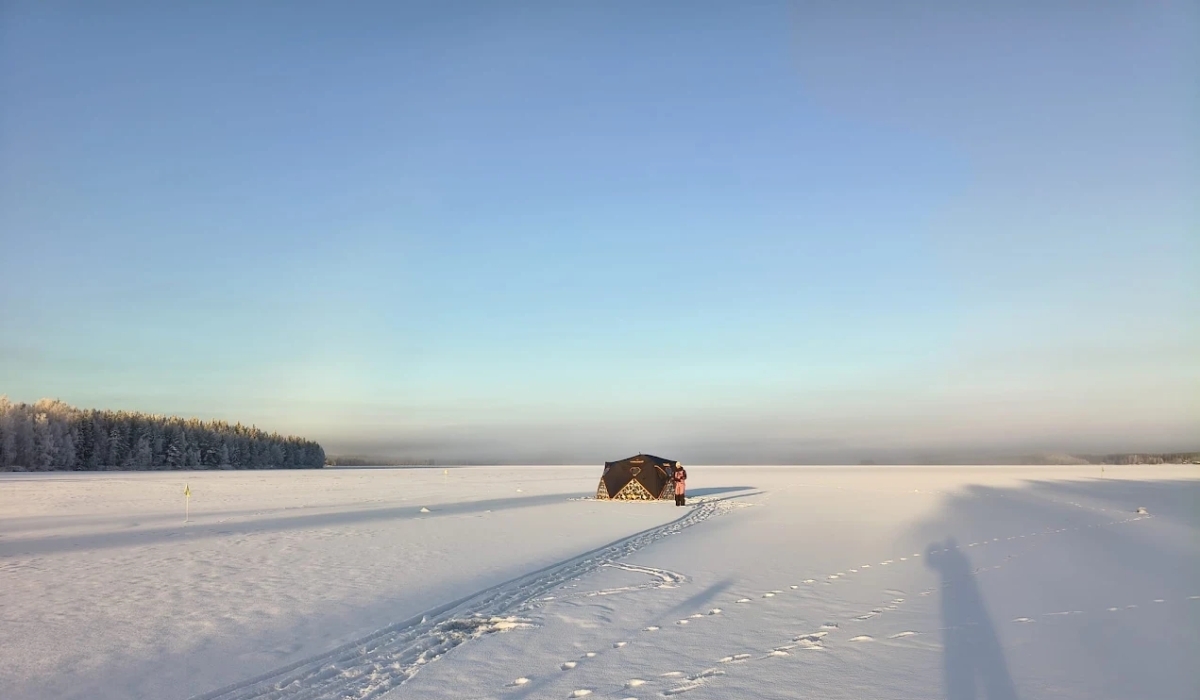 Pêche sous la glace sur le lac