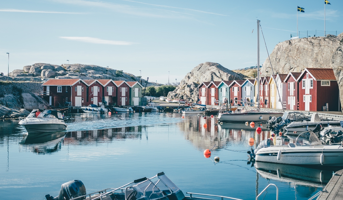 Petite ville portuaire suédoise sur une île de la côte ouest