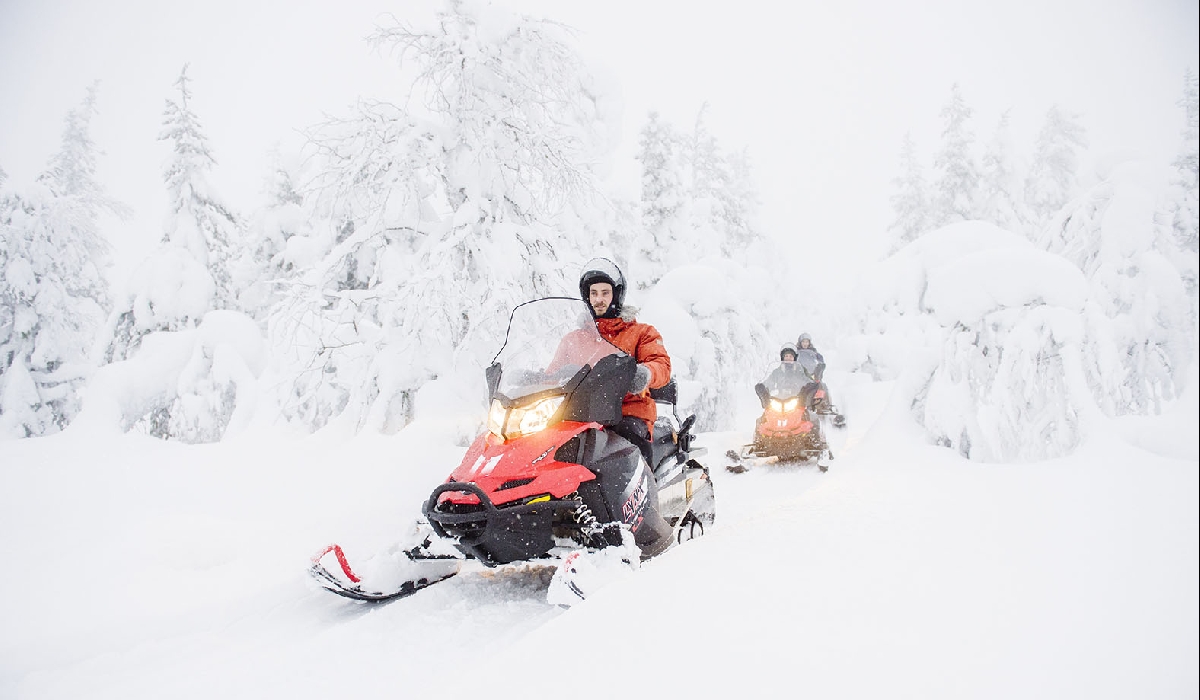 Raid guidé de plusieurs jours en motoneige dans l'hiver lapon
