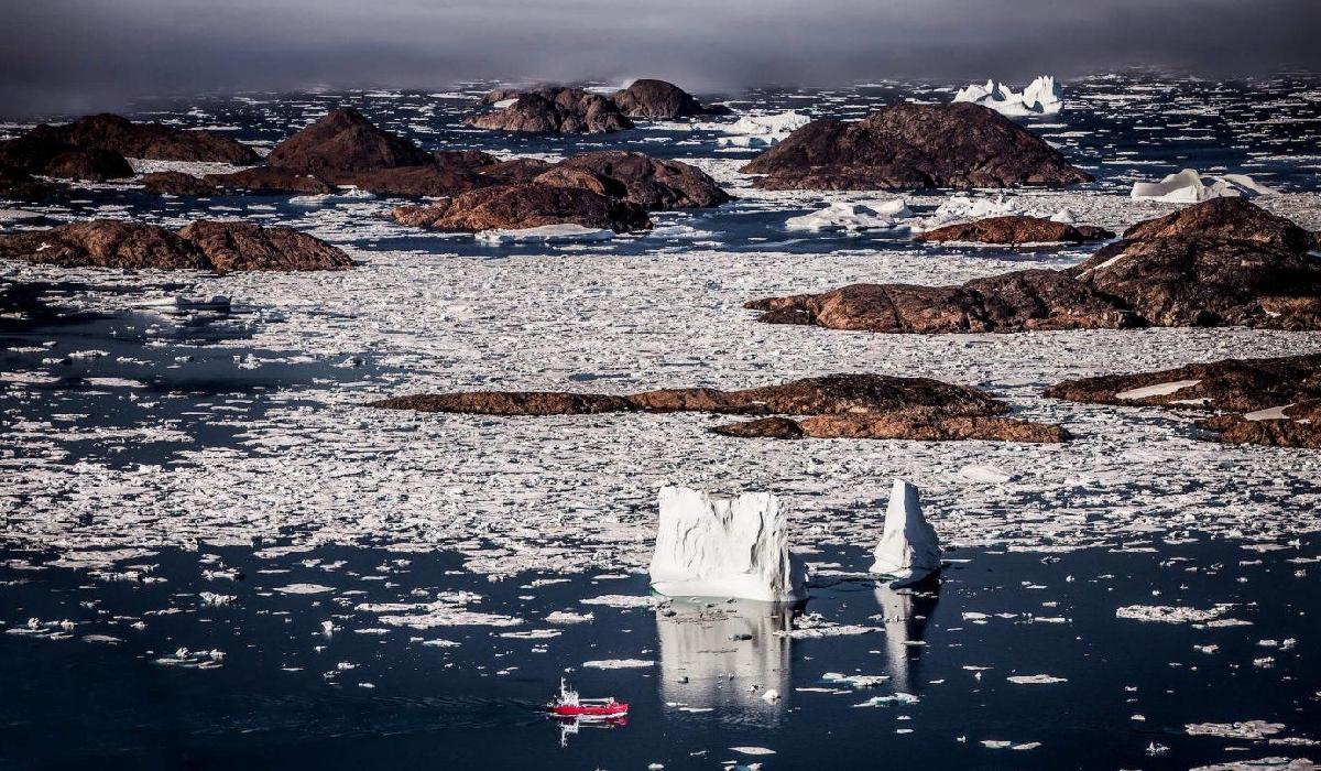 Bateau de la ligne Royal Arctic dans l'archipel de Kulusuk dans l'est du Groenland